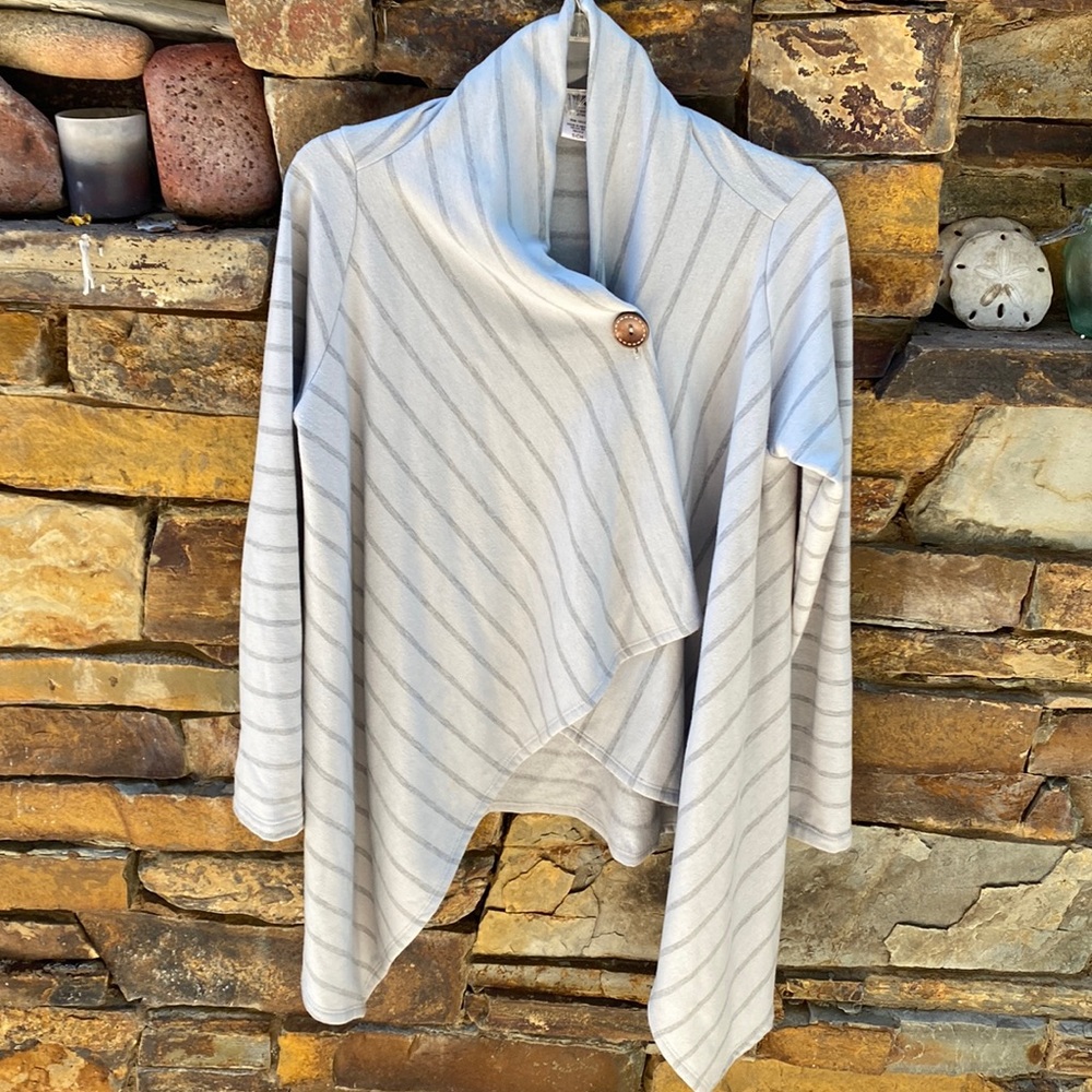 Size small stylish top/wrap. Bobeau
